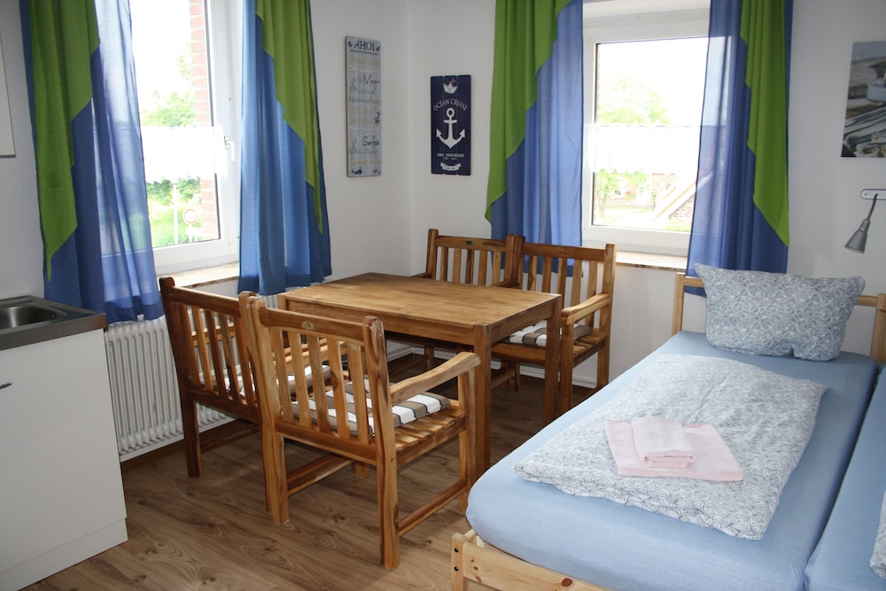 Basic Double Room, 1 Queen Bed, Non Smoking photo 3