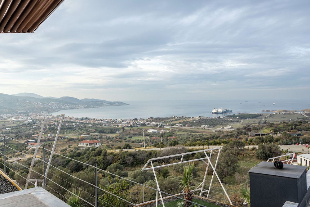 Studio Suite, 1 King Bed, Smoking, Sea View photo 2
