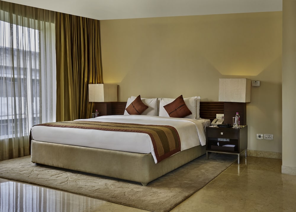 Premium Room, 1 King Bed - Photo 4