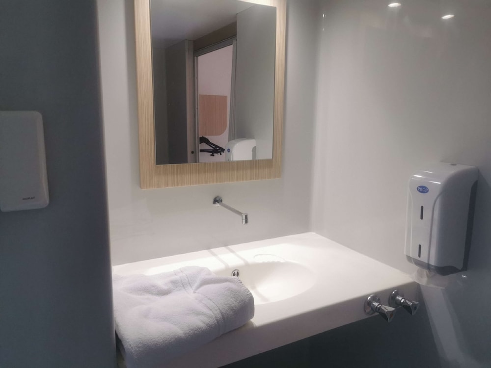 Standard Room, 3 Twin Beds - Photo 4