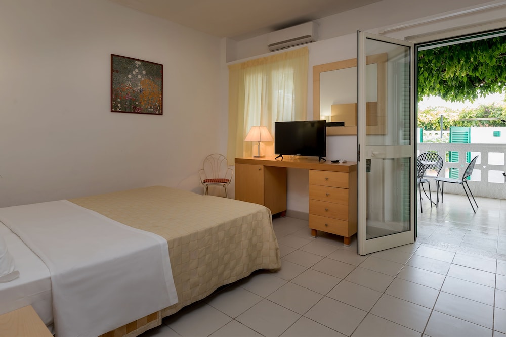 Economy Triple Room photo 1