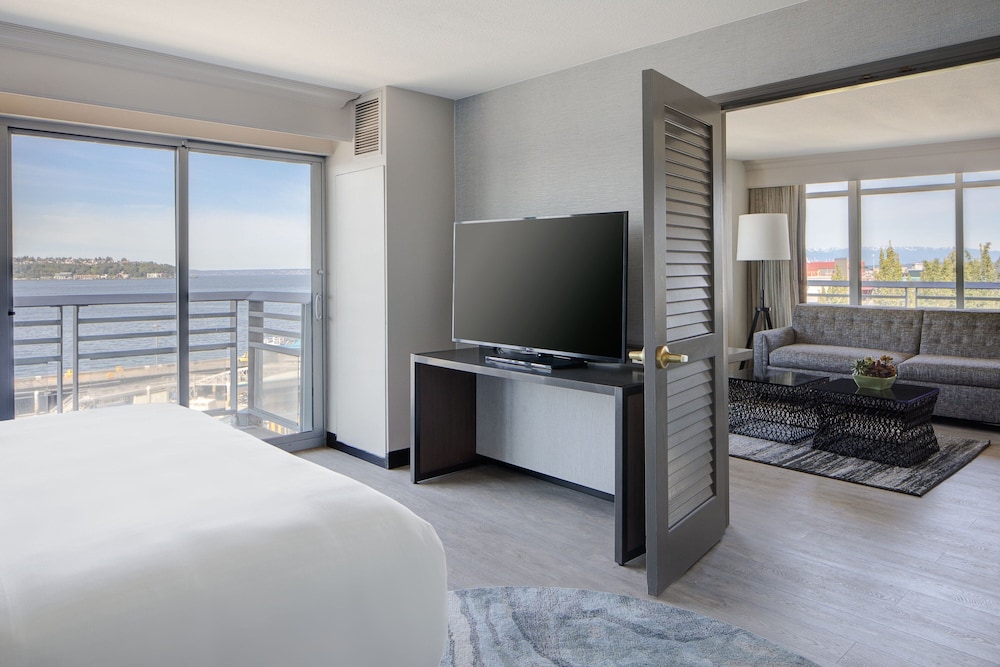 Suite, 1 King Bed with Sofa bed, Corner (View) - Photo 1