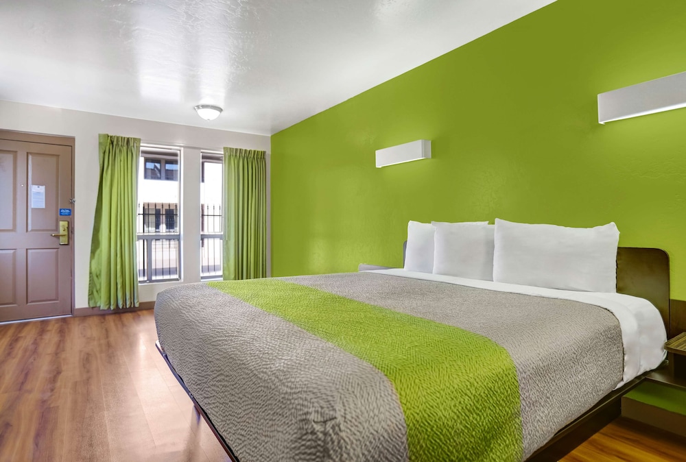 Business Room, 1 King Bed, Non Smoking - Photo 4