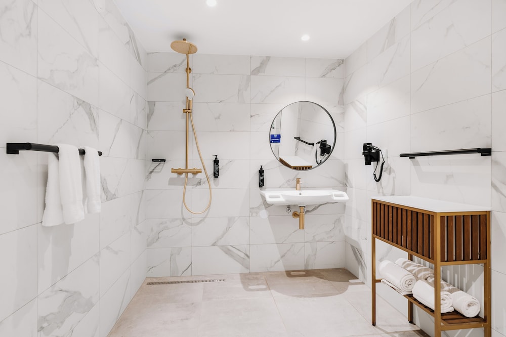 Deluxe Room, 1 King Bed, Accessible (Mobility/Hearing, Roll In Shower) thumbnail 5
