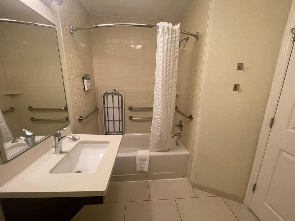 Suite, 1 Queen Bed, Accessible Bathtub (Mobility Accessible) - Photo 7