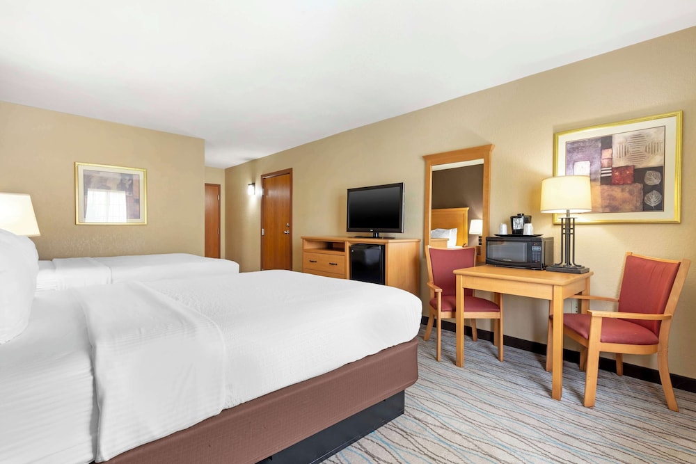 Standard Room, 2 Queen Beds, Non Smoking, Refrigerator & Microwave - Photo 3
