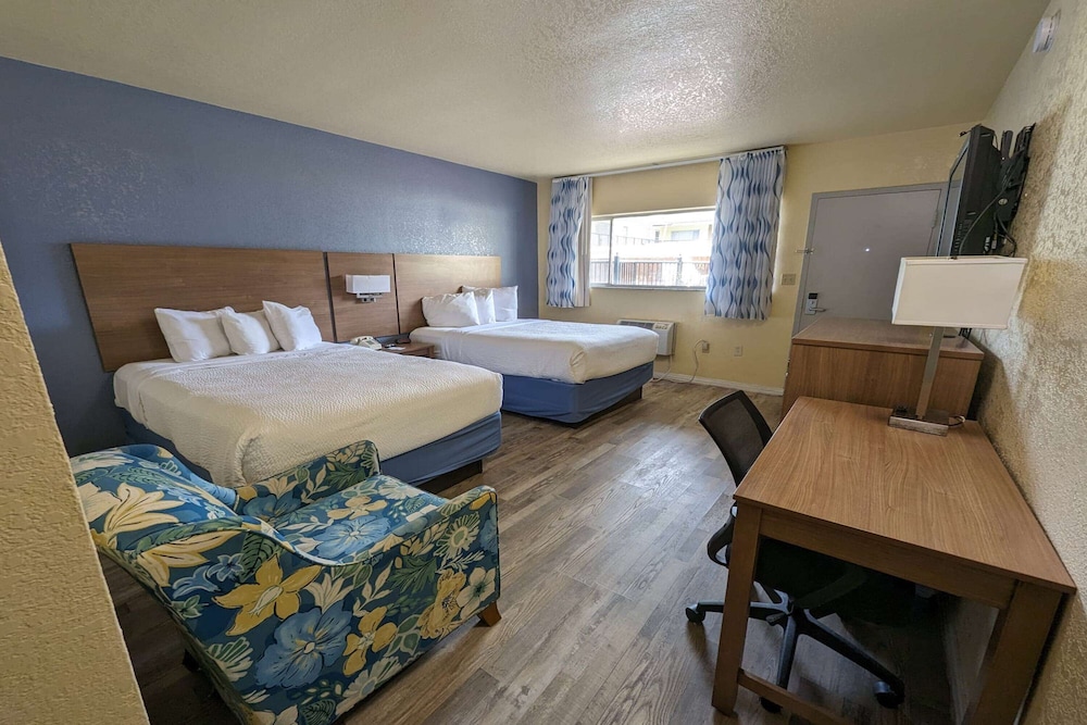 Room, 2 Double Beds, Accessible, Non Smoking (Mobility/Hearing,Roll-In Shower) photo 1