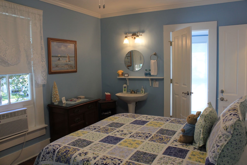 Room, 1 Queen Bed, Private Bathroom (Mary Grey) photo 3