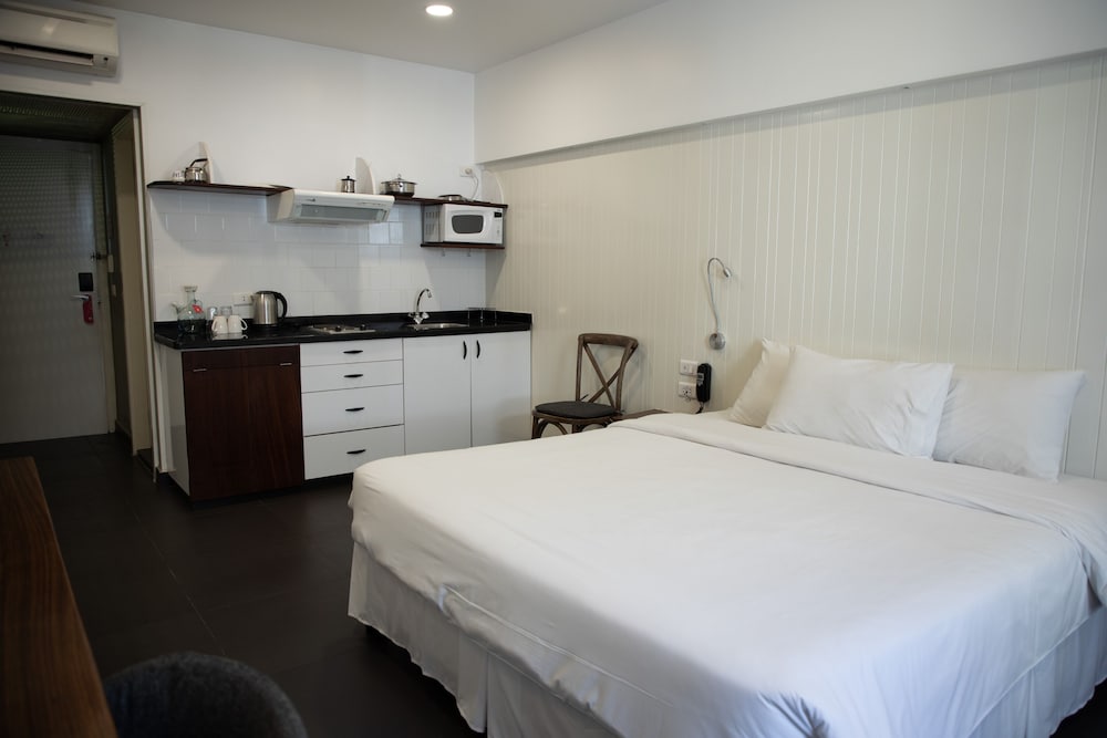 Hug Studio (1 king bed + Kitchenette) photo 2