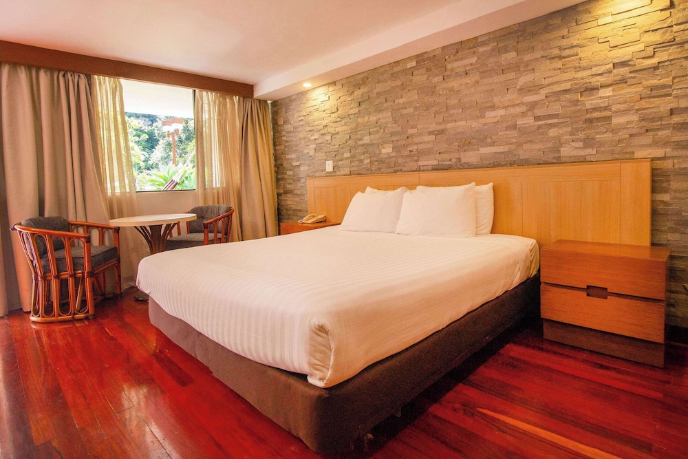 1 King Bed, Premium Room, Balcony - Photo 4