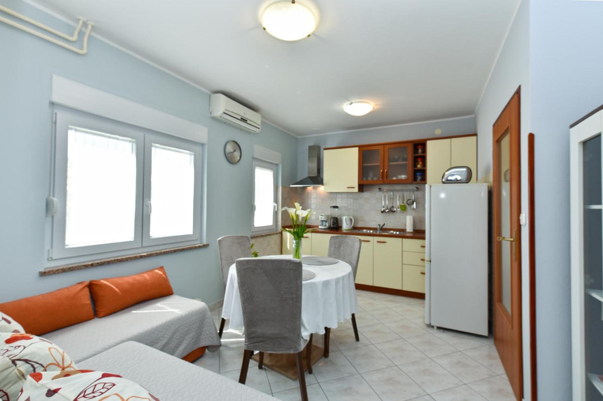 Apartment photo 2