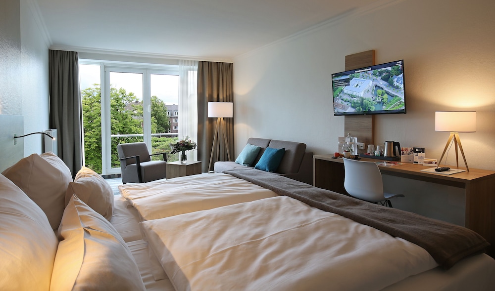 Deluxe Room, 1 Double Bed with Sofa bed, Non Smoking (1 Double Bed and 1 Person Sofa Bed) photo 2