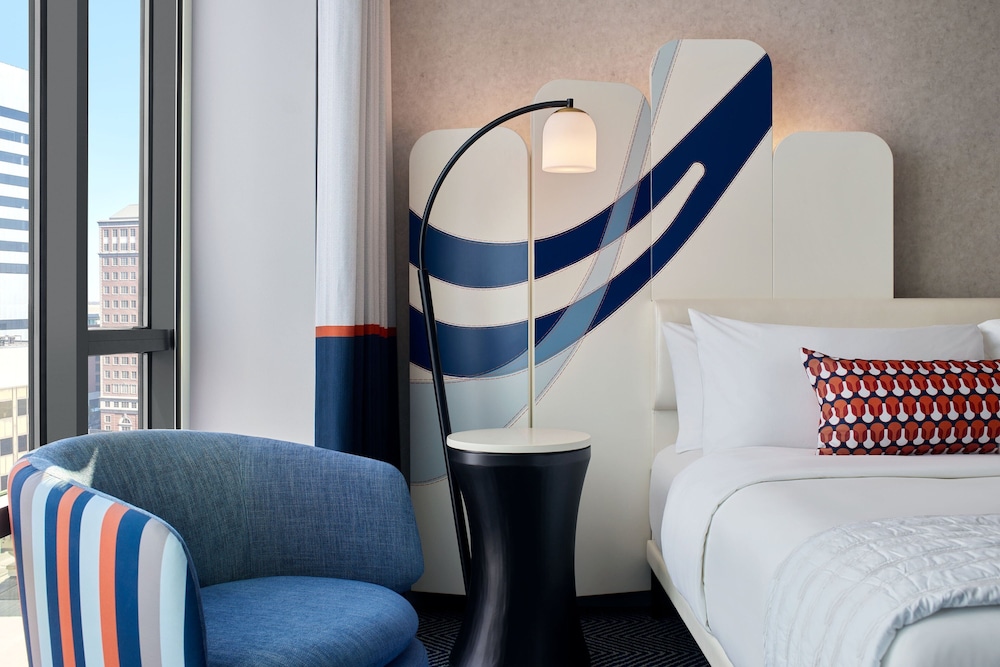 Deluxe Room, 1 King Bed (Mobility Accessible, Roll-In Shower) - Photo 3