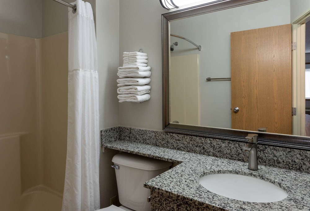Room, 1 King Bed (Whirlpool) photo 3
