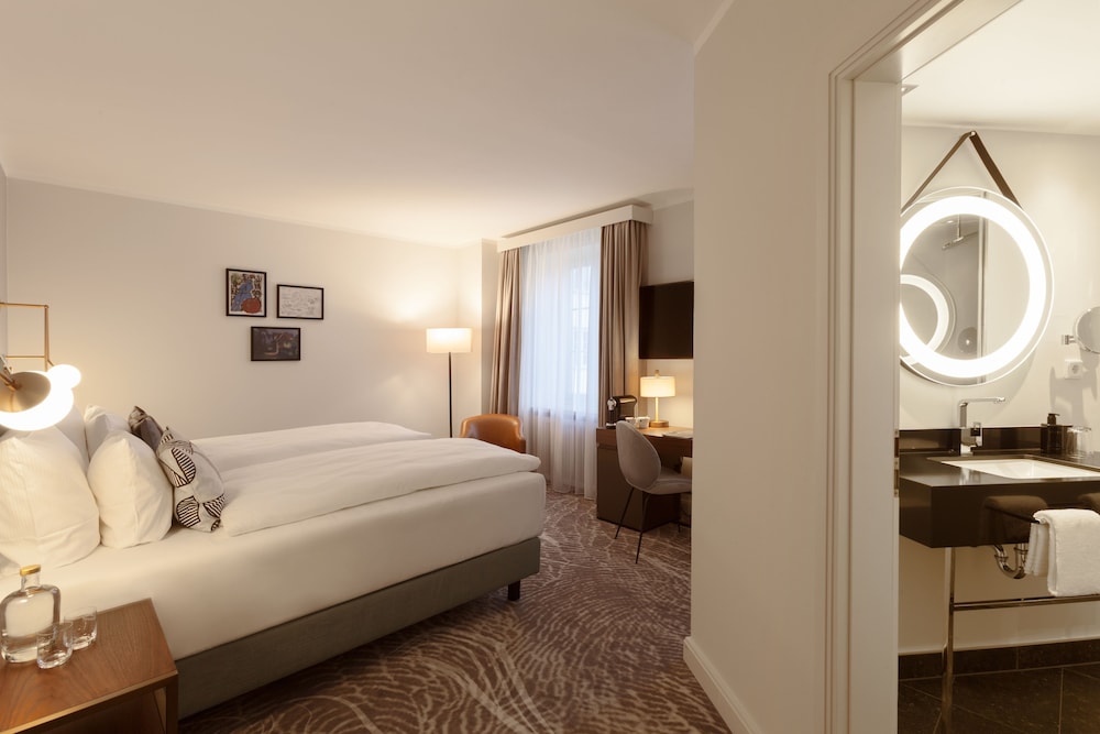 Grand Room, 1 King Bed thumbnail 5