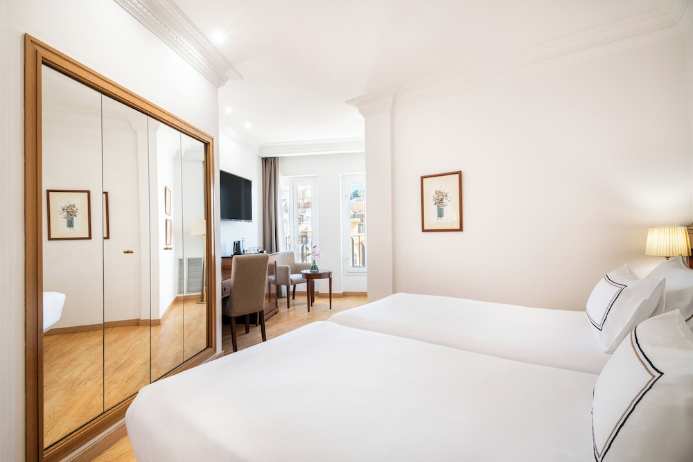 Classic Room (Plaza Views) - Photo 8