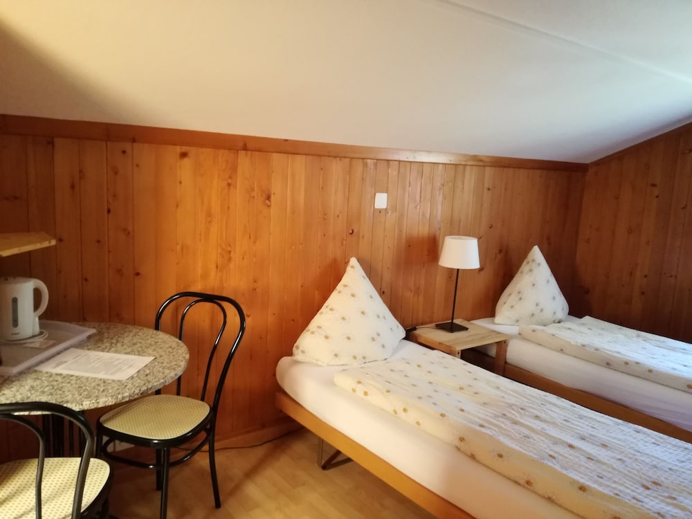 Basic Room, 3 Twin Beds, Shared Bathroom photo 3