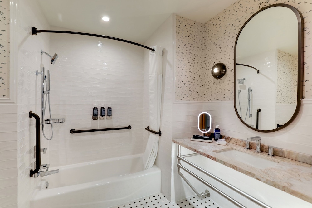 Standard Room, 1 Double Bed (Mobility Accessible, Tub)
