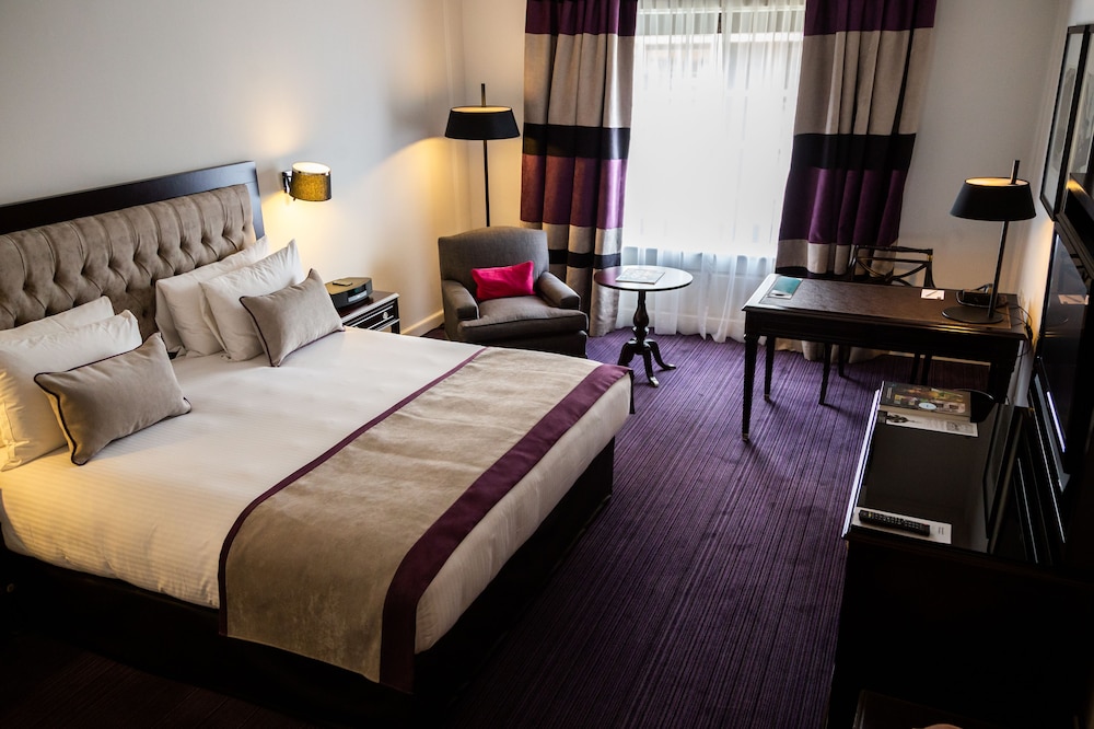 Superior Room, 1 Queen Bed, City View thumbnail 5