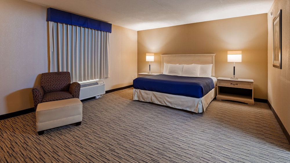 Suite, 1 King Bed With Sofa Bed, Non Smoking, Refrigerator & Microwave (With Sofabed) photo 3