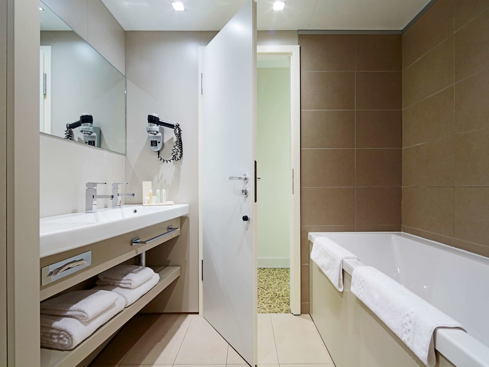 Junior Suite, 1 King Bed, Bathtub - Photo 5