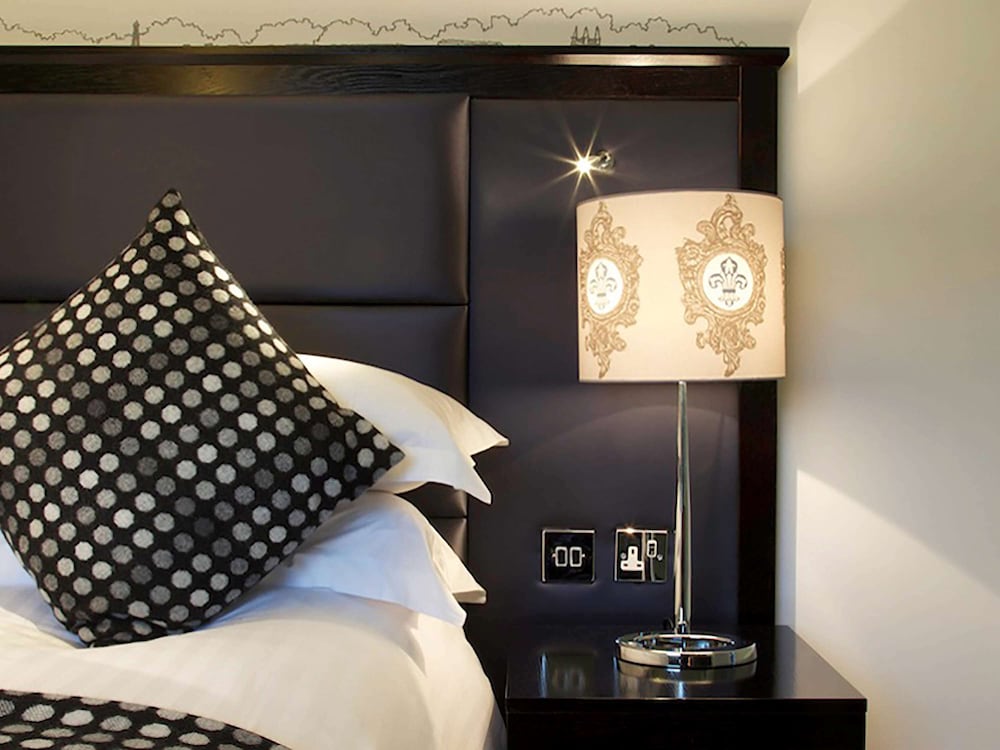 Family Room, 1 King Bed with Sofa bed, Ensuite photo 2