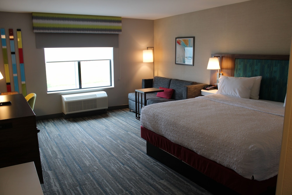 Standard Room, 1 King Bed with Sofa bed, Accessible, Bathtub - Photo 1