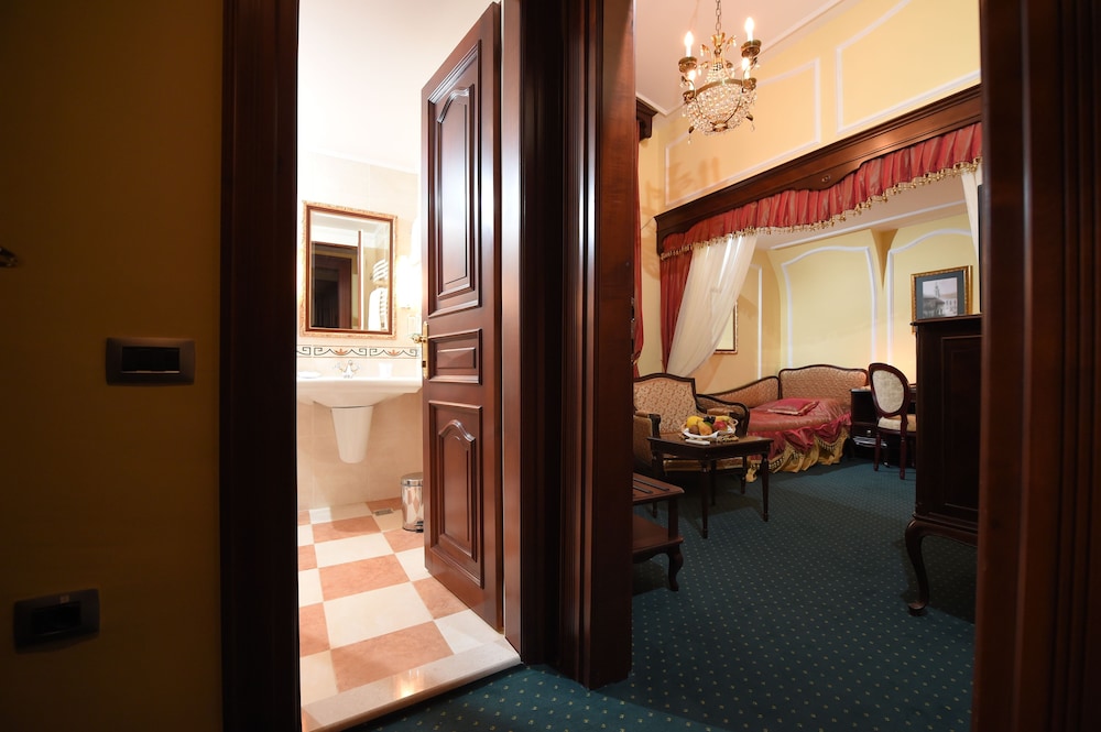 Superior Double Room, 1 King Bed, Non Smoking photo 1