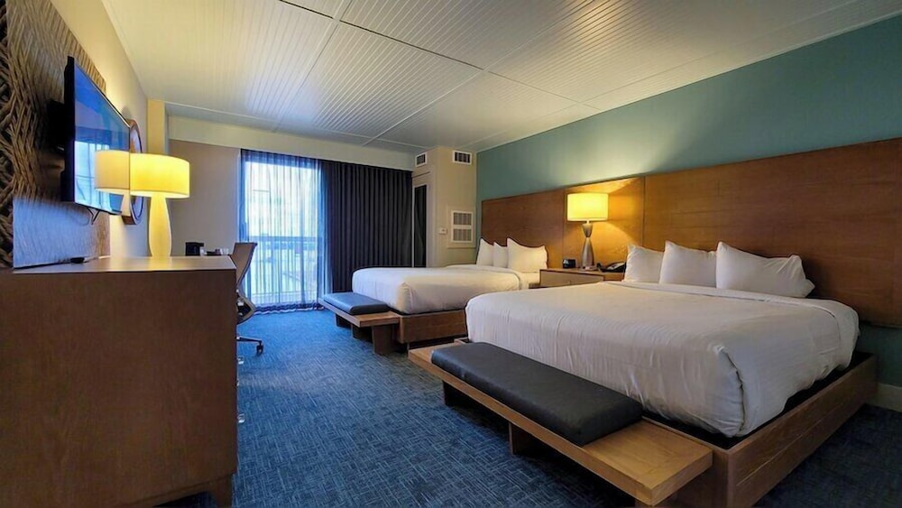 Standard Room, 2 Queen Beds, Balcony (Standard Queen w/balcony)