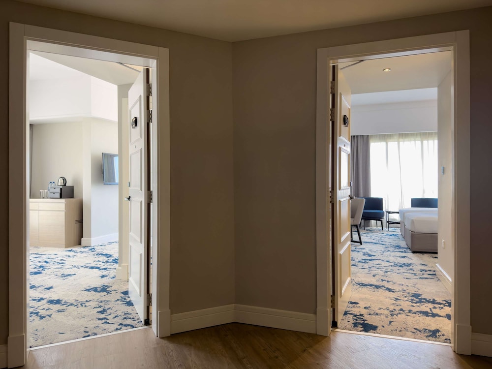 Family Suite, 2 Double Beds, Connecting Rooms, Garden View photo 3