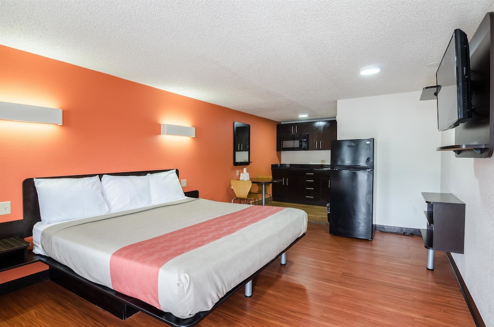 Deluxe Room, 1 King Bed, Accessible, Non Smoking