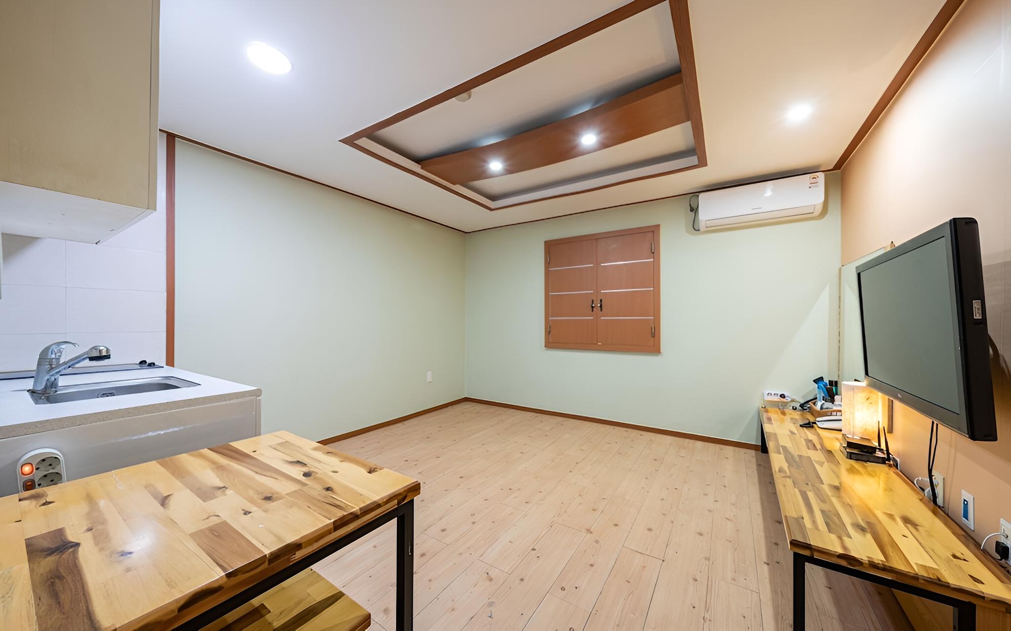 Room (Standard Ondol Pension Type (Netflix)) - Photo 4