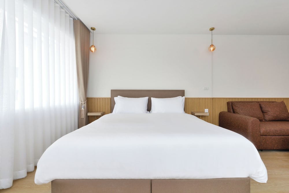 Superior Double Room, 1 King Bed, Non Smoking, City View photo 2