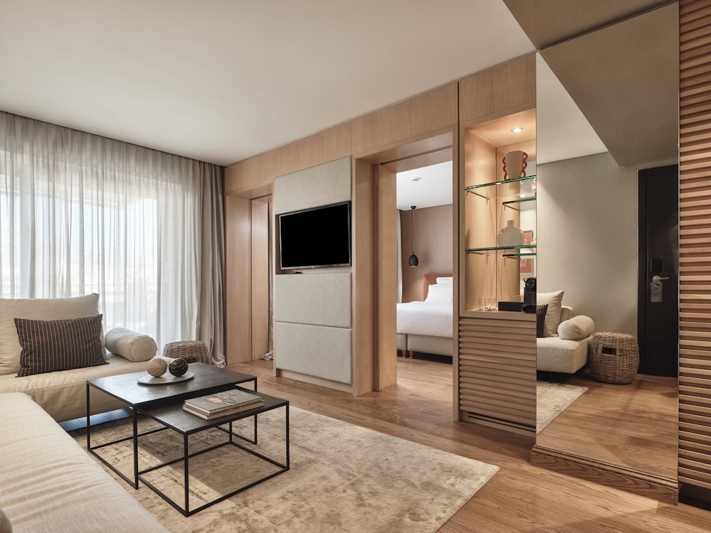 Master Suite thumbnail 6