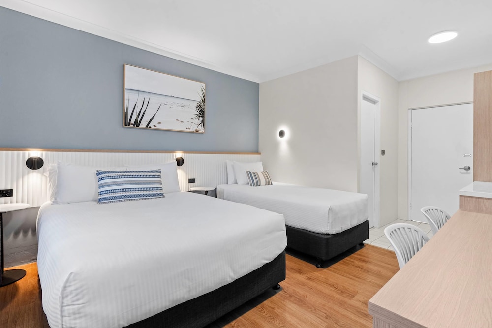 Room, Multiple Beds, Non Smoking (Upgrade) - Photo 2