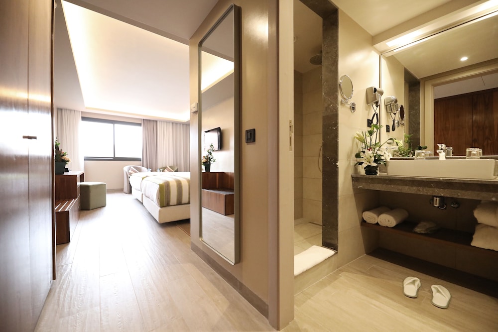 Deluxe Room King Bed Garden View