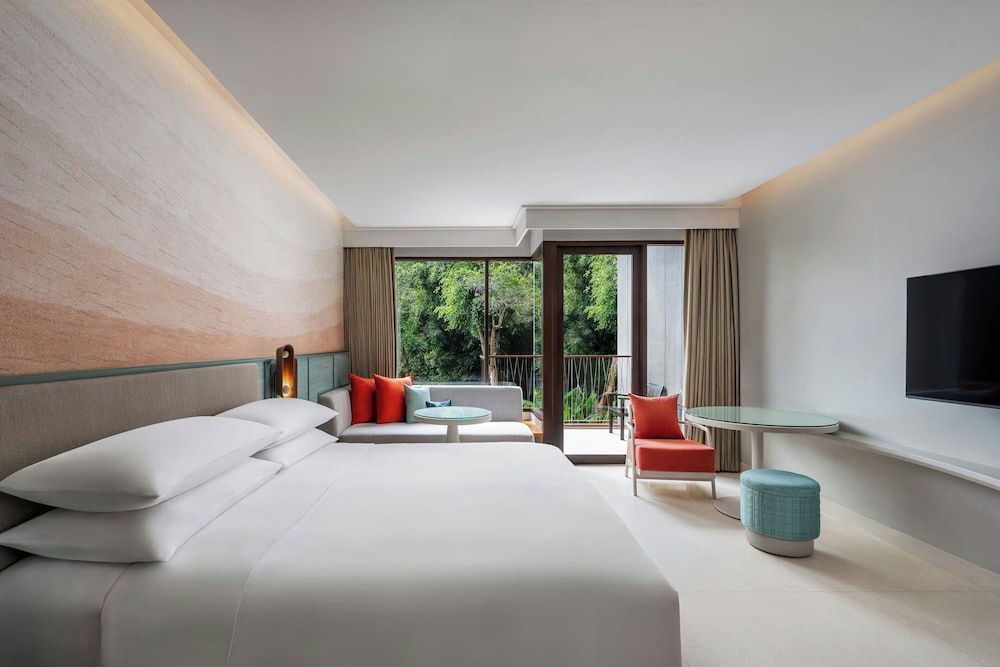 Room, 1 King Bed, Balcony, Lagoon View - Photo 3