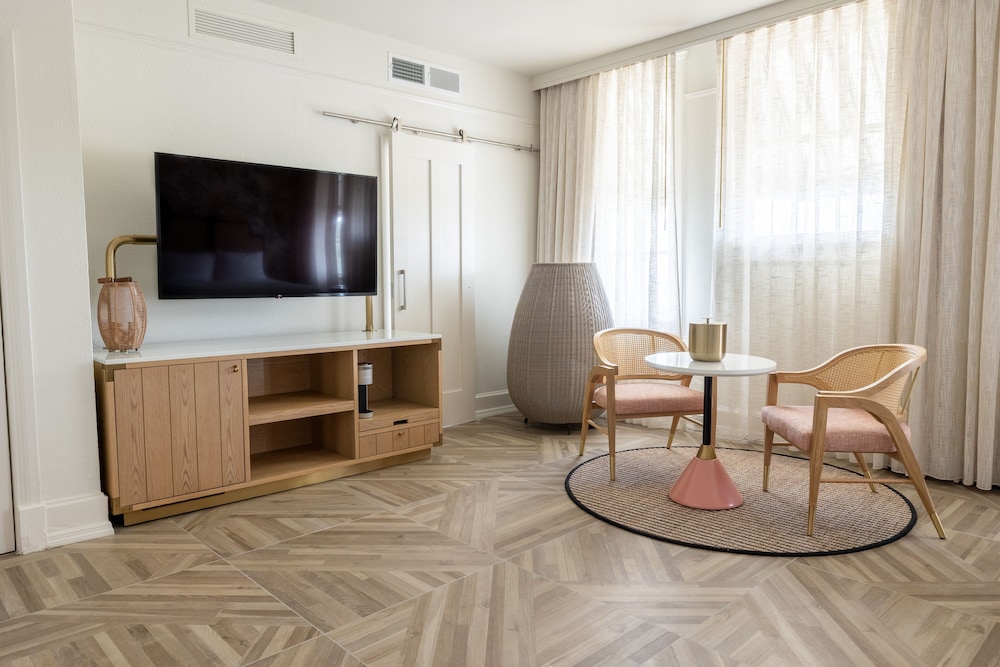 Standard Room, 1 King Bed (Mobility/Hearing Accessible, Tub) - Photo 1