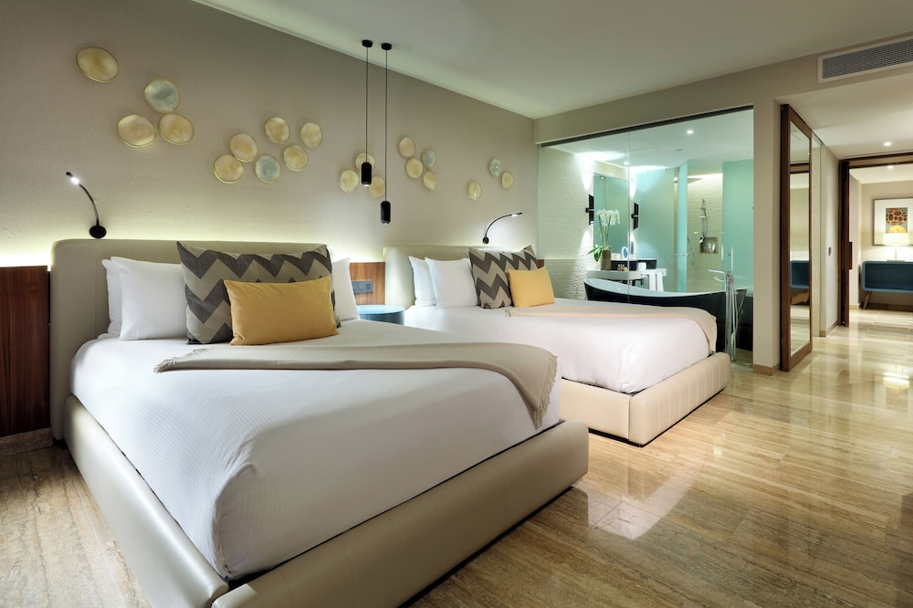 Junior Suite Pool Access
