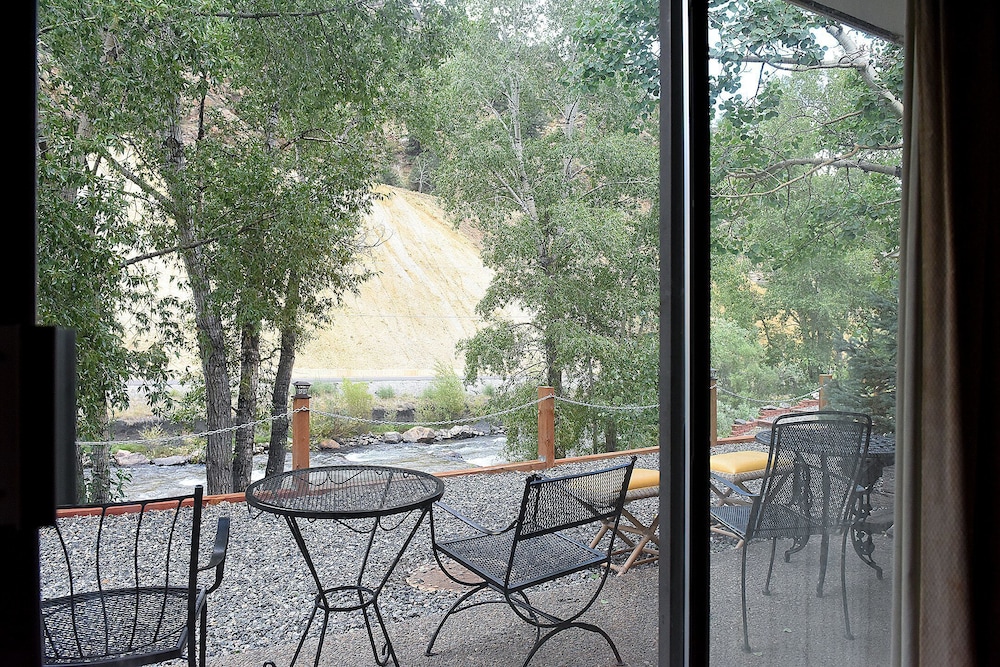 Standard Room, 1 Queen Bed, River View photo 3