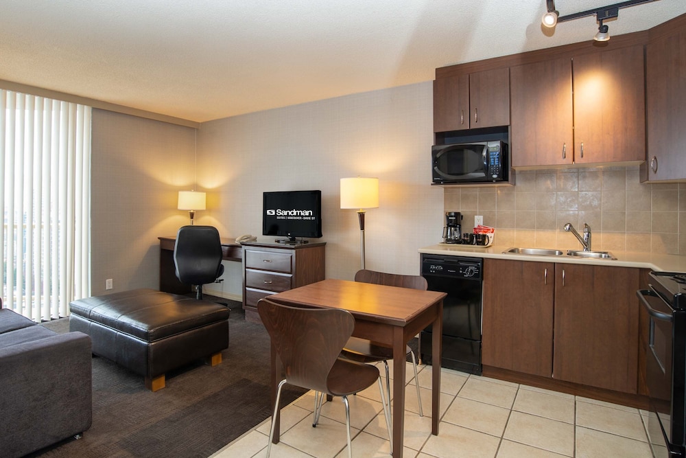 Suite, 1 Queen Bed, City View