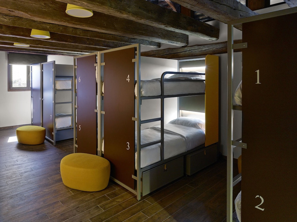 Women's Dorm, One Bed (9 to 14 beds,private bathroom) photo 1