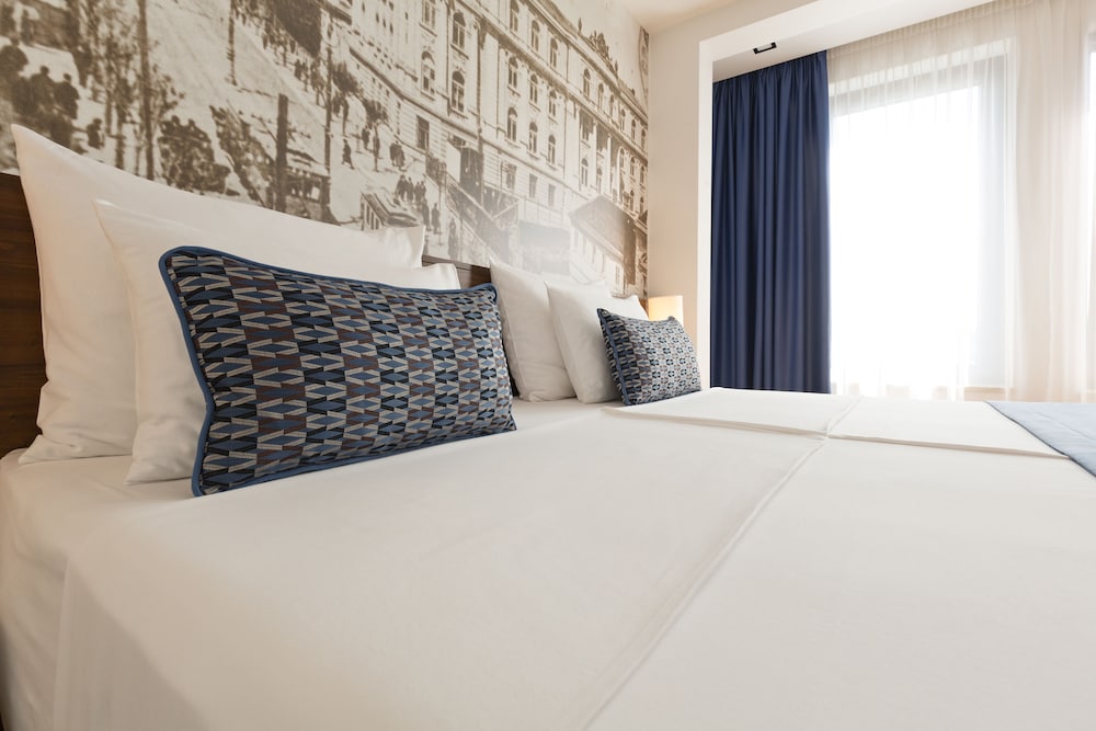 Double Room, 1 King Bed photo 1