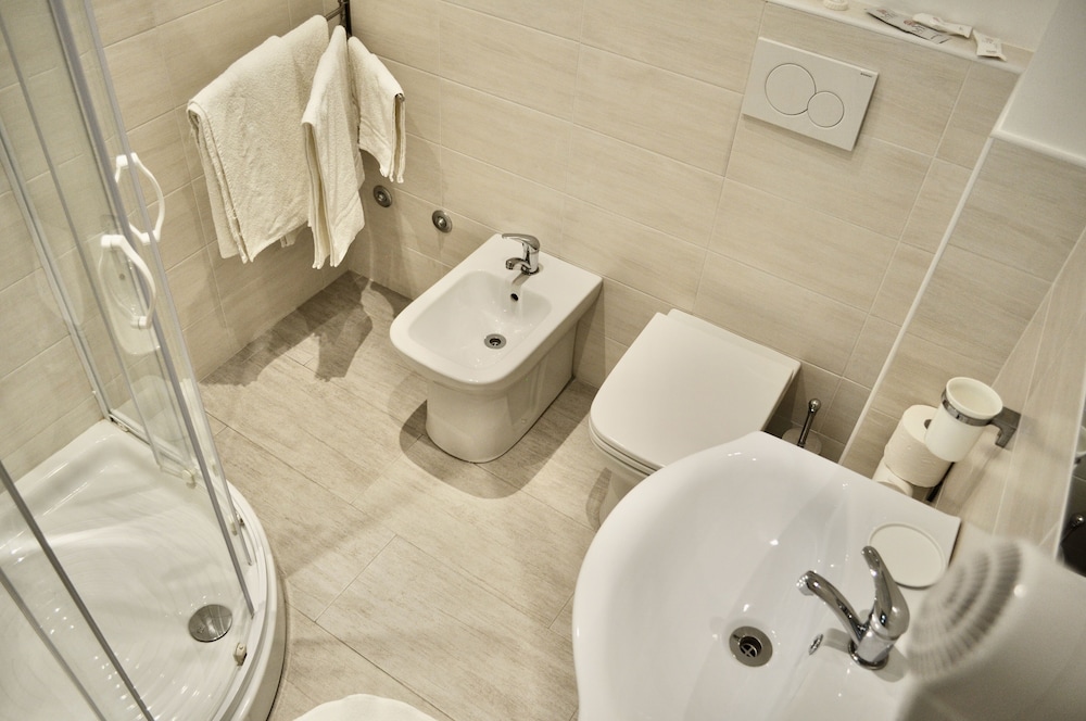 Quadruple Room - Photo 8