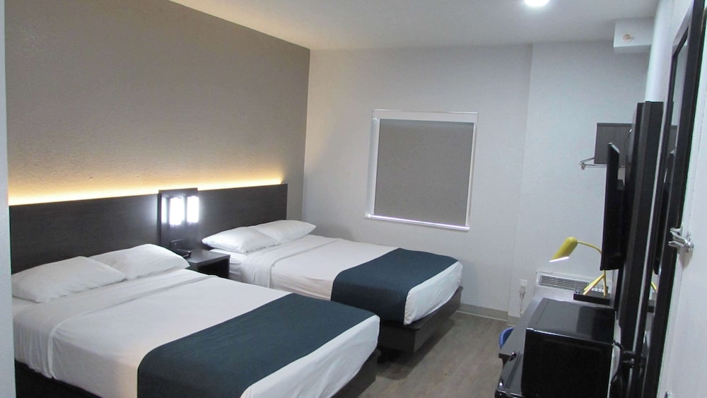 Deluxe Room, 2 Double Beds, Non Smoking, Refrigerator & Microwave photo 1