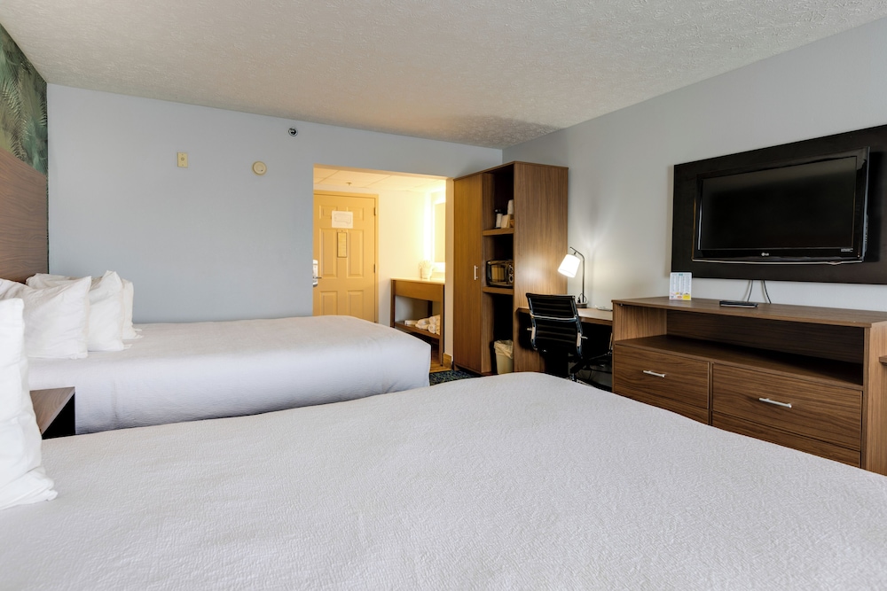 Standard Two Queen Beds, Balcony View photo 3