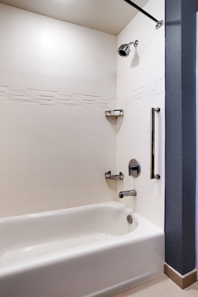 Suite, 1 Bedroom - Photo 6