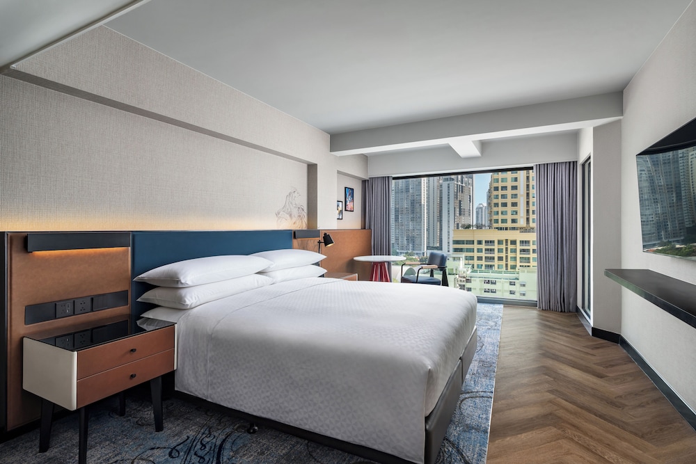 Deluxe Studio Suite, 1 King Bed, City View photo 3