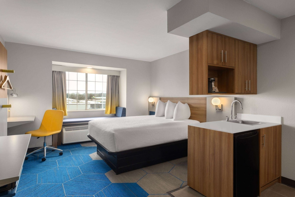 Suite, 1 Queen Bed, Non Smoking - Photo 1