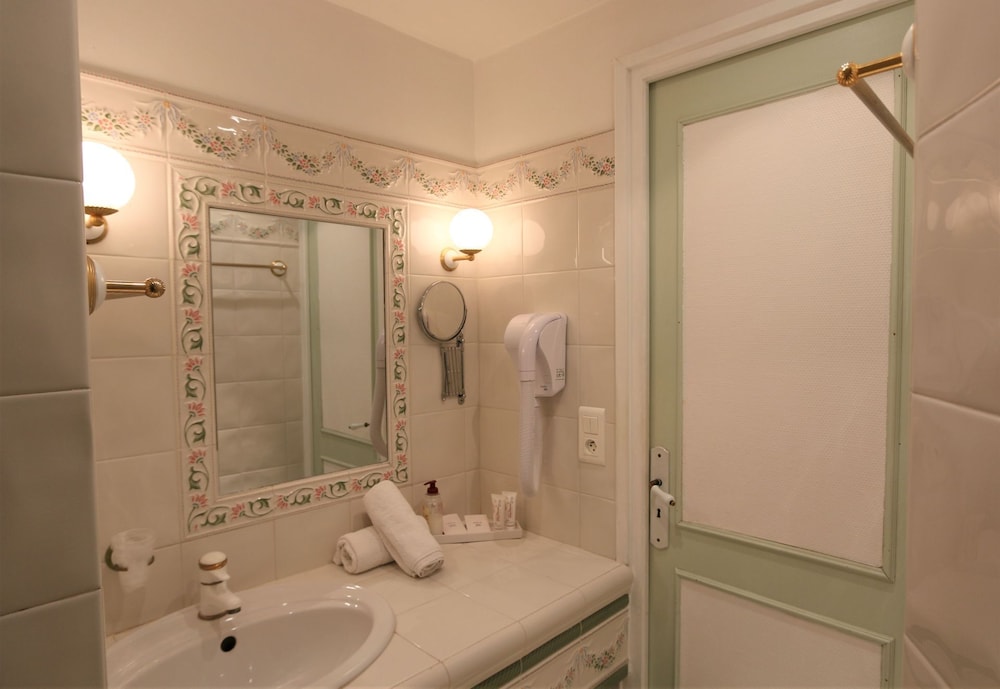Comfort Room - Photo 5